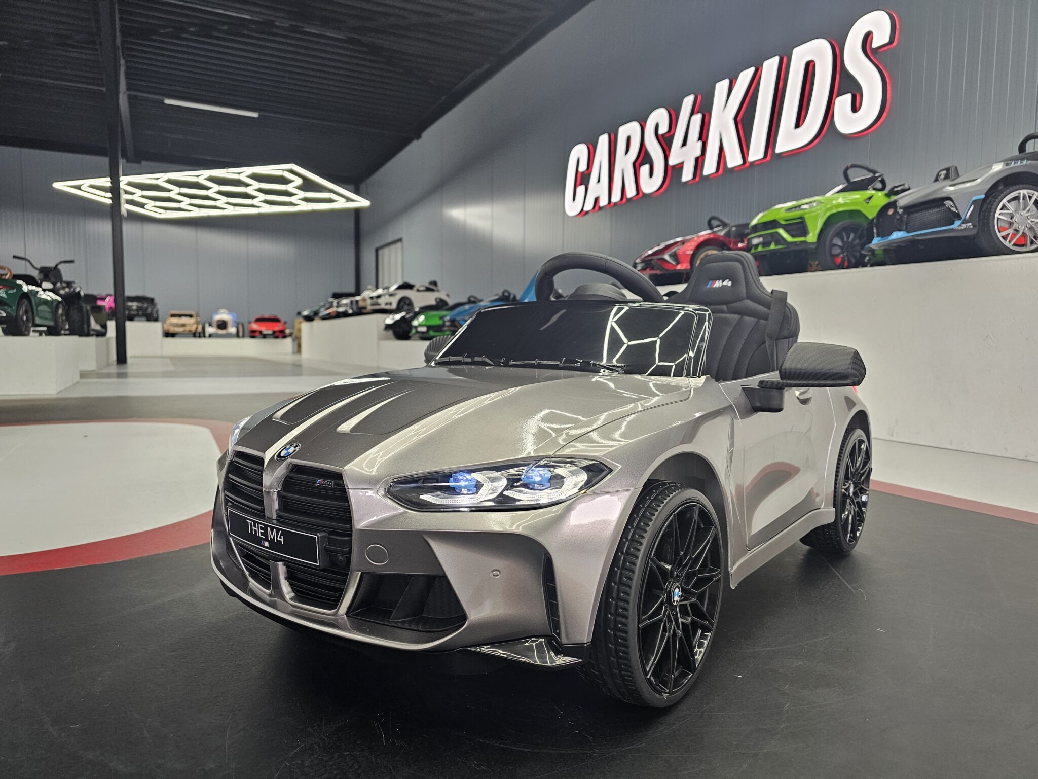 Elektrische kinderauto BMW M4 12 volt metallic grijs